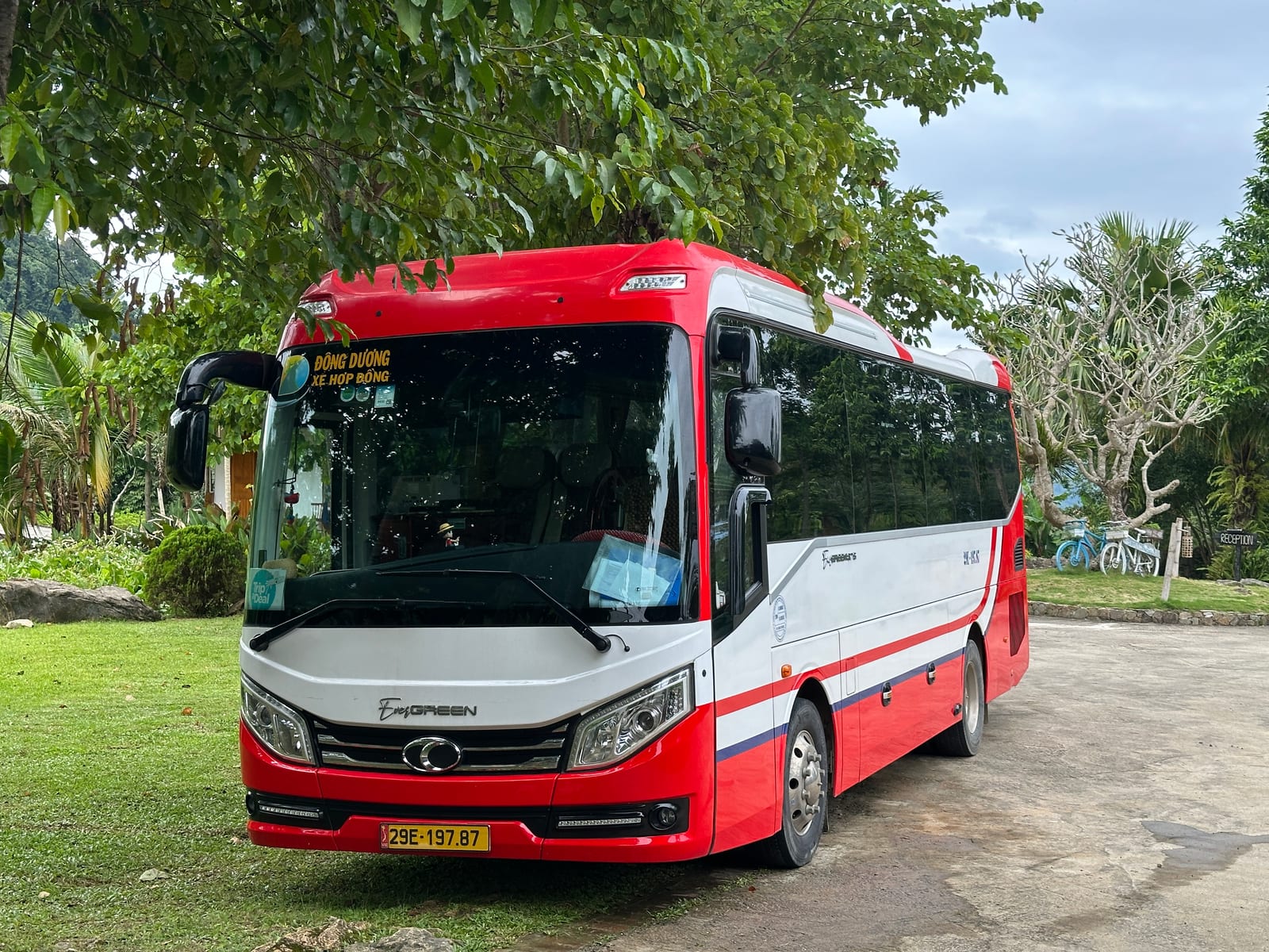 Ngoại thất xe du lịch 29 chỗ Đông Dương Travel